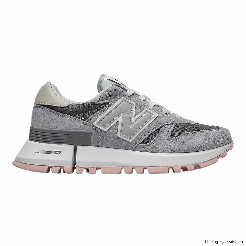 Retro-style grey sports shoes of New Balance